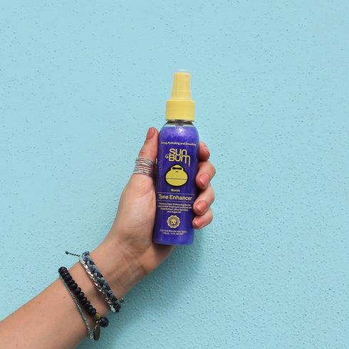 מדגיש גוון בלונדיני